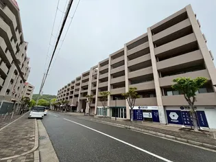 白鷹苦楽園マンション【1階】の外観