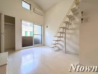 グローバルスタンス【2階】の外観