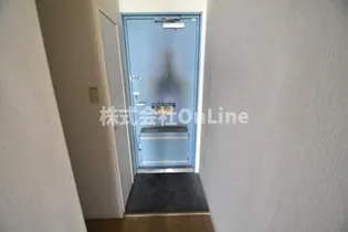 レオパレスヴィヴァーチェ青山の玄関