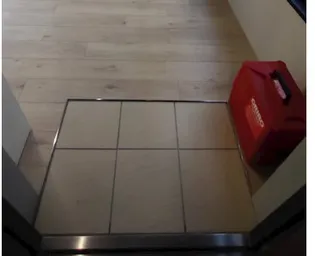 FLレジデンス上野桜苑【2階】の玄関