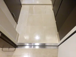 ミッドガーデン赤坂氷川【2階】の玄関