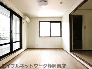 コーポ前田【205号室】の居間