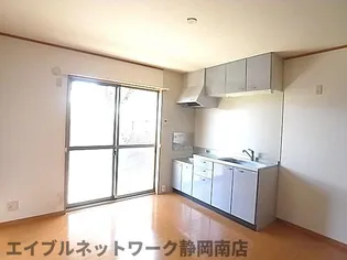 ベイコートA棟【102号室】の居間