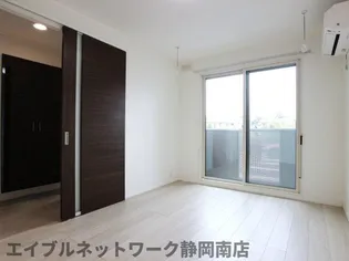 ルリアン縁【1階】の居間