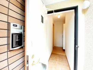 ウッディ グッディ Ⅲ【1階】の玄関