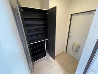 ブルースター【1階】の玄関