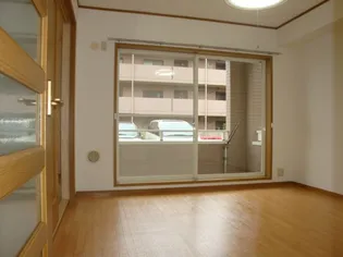 エーデル雲雀丘二番館【中部屋(205)号室】の居間