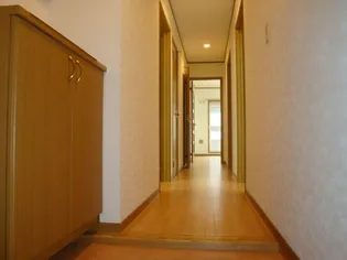 エーデル雲雀丘二番館【中部屋(205)号室】の玄関