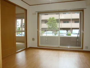 エーデル雲雀丘二番館【中部屋(205)号室】の居間