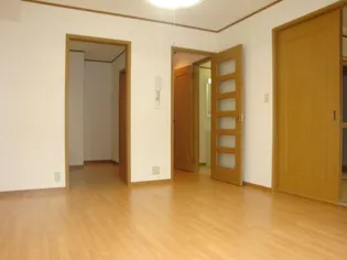 エーデル雲雀丘二番館【中部屋(205)号室】の居間