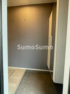 ヒールコート関守【1階】の玄関