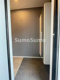 ヒールコート関守【1階】の玄関