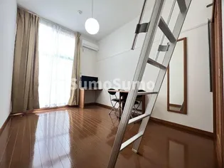 レオパレス西岡本【1階】の居間