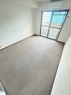 クレッシェンド岸地【1階】の居間