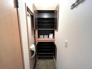 1stプレジオ【2階】の玄関