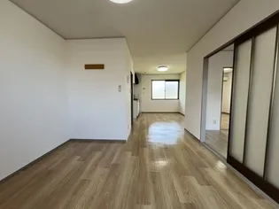 グランディールA棟【205号室】の居間