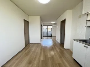 グランディールA棟【205号室】の居間