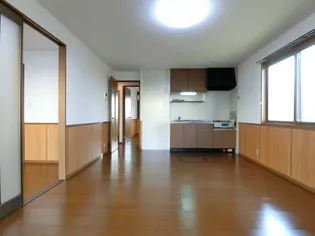 グランシャリオ堀川C棟【1階】の居間