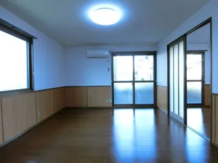 グランシャリオ堀川C棟【1階】の居間