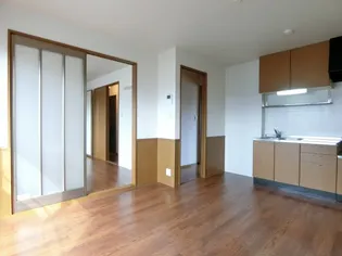 プラシード A棟【201号室】の居間