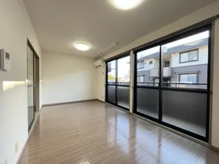 コート・デ・ボナールB棟【102号室】の居間