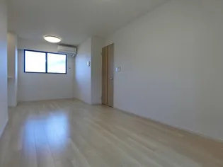 ブルーオーシャン・レジデンスA【2階】の居間