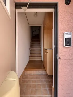 ベル・ミニョンA【2階】の玄関