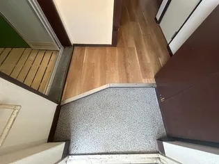 伊澤ビル【0301号室】の玄関