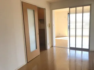 エクセレンス六十谷【1階】の居間