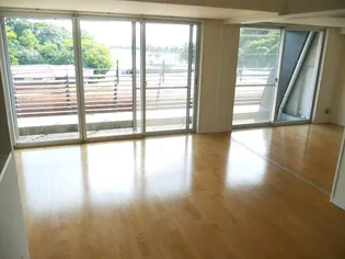 プラージュ和歌浦【4階】の居間