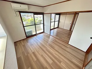 ロイヤルハイツ【301号室】の居間