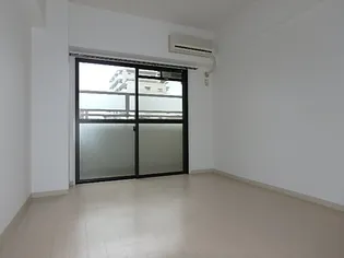 パインコート江坂Ⅱ【2階】の居間