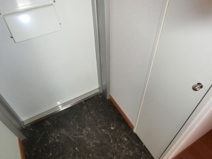 レオパレスマーメイドⅢ101の玄関