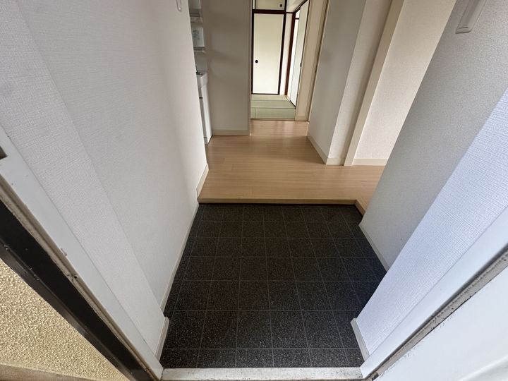 ビレッジハウス志染9号棟505の玄関