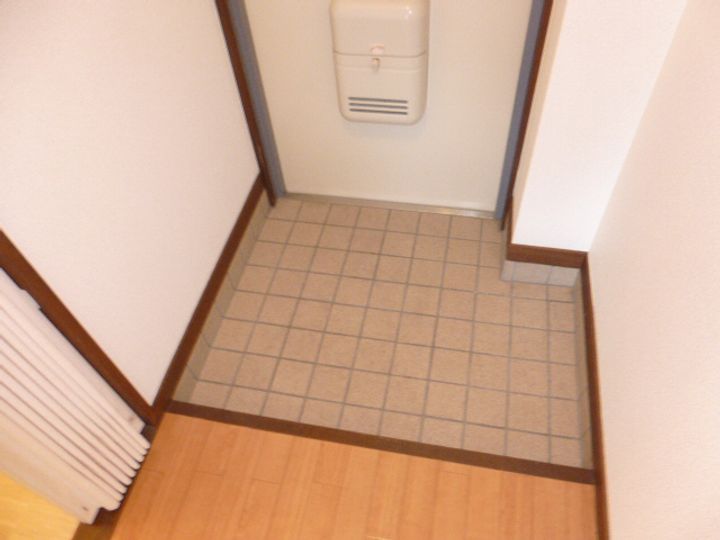 MISTRAL岡田102の玄関