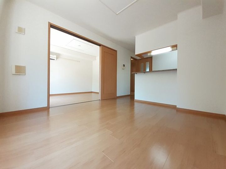 クール・ヴィヴァーチェC103の居間