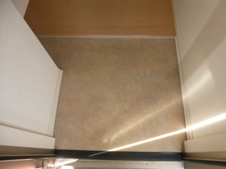 サンテ・レザンジュ B棟B202の玄関