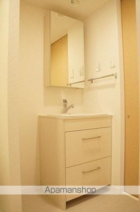 千葉県千葉市中央区長洲1丁目の賃貸マンションの玄関