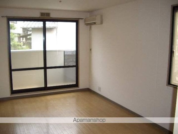 滋賀県草津市東矢倉3丁目の賃貸アパートの居間