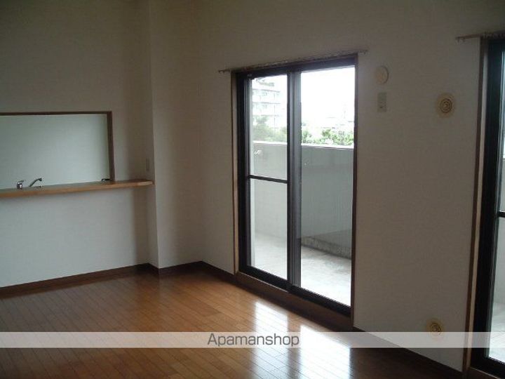 ファヴォール白壁602の玄関