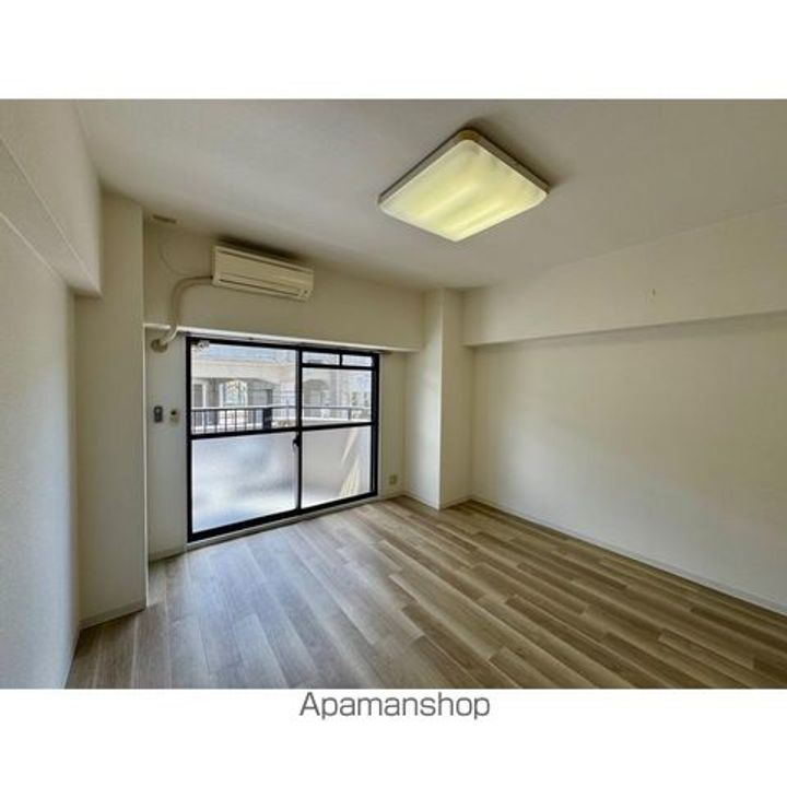 ウィング烏森203号室の居間