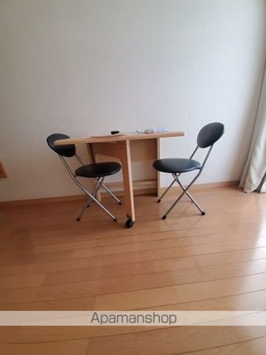 レオパレス高島213の居間