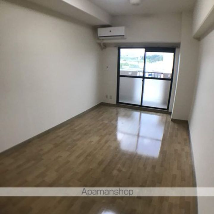 クレスト草津640の居間