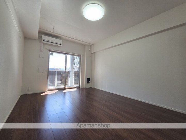 プレシャス ベースの居間