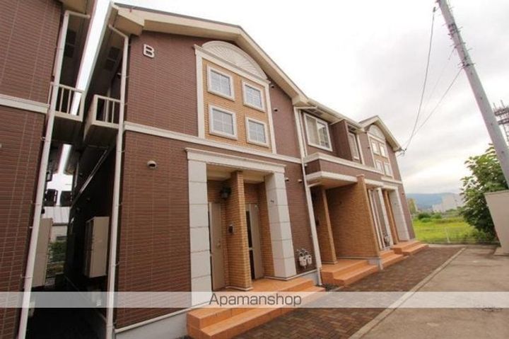 香川県高松市郷東町の賃貸アパートの外観