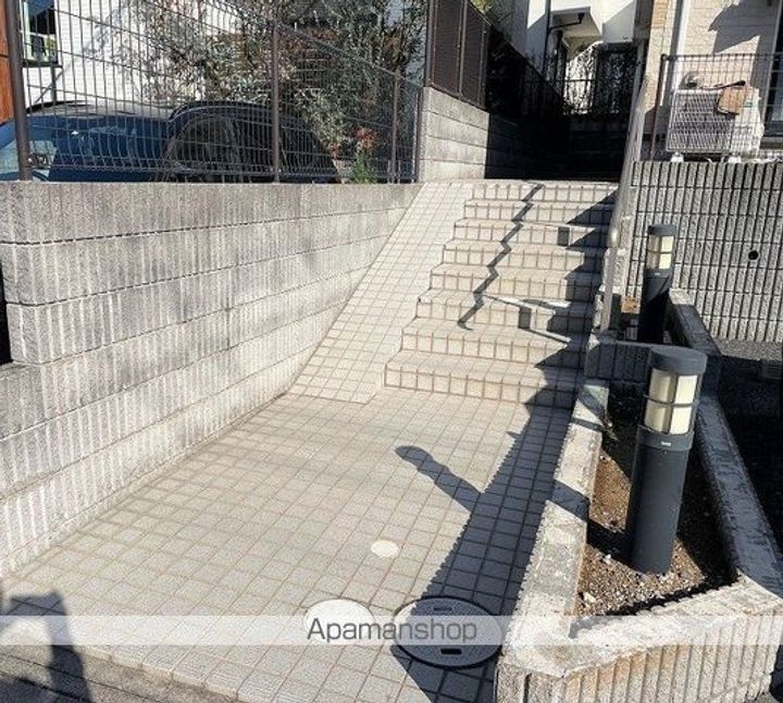 レオパレスワールド中和倉の外観