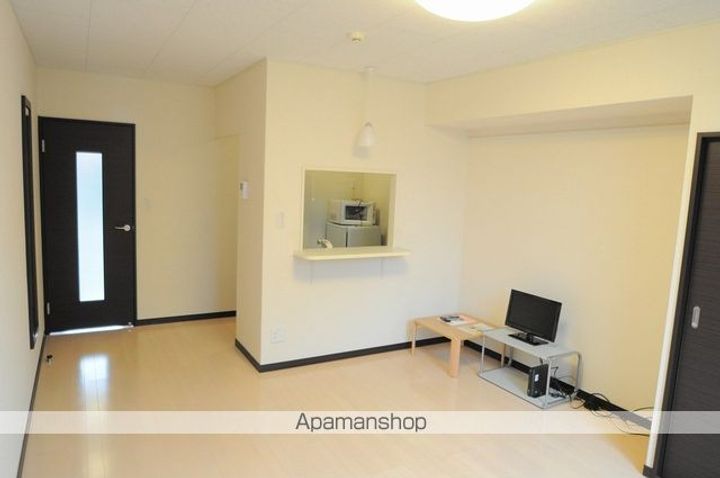 レオネクストフラワーベルT107の居間