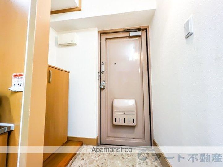 東一万ビルの玄関