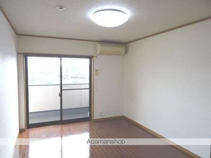 KTハイツ302の居間