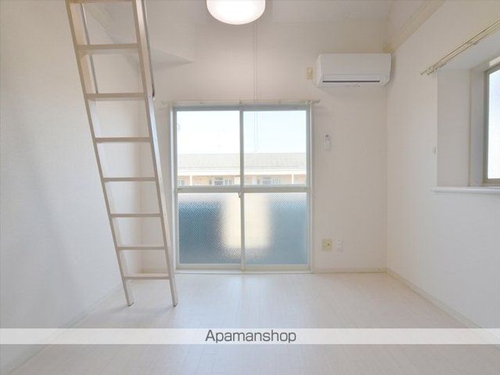 福島県郡山市安積町日出山字神明下の賃貸アパートの居間